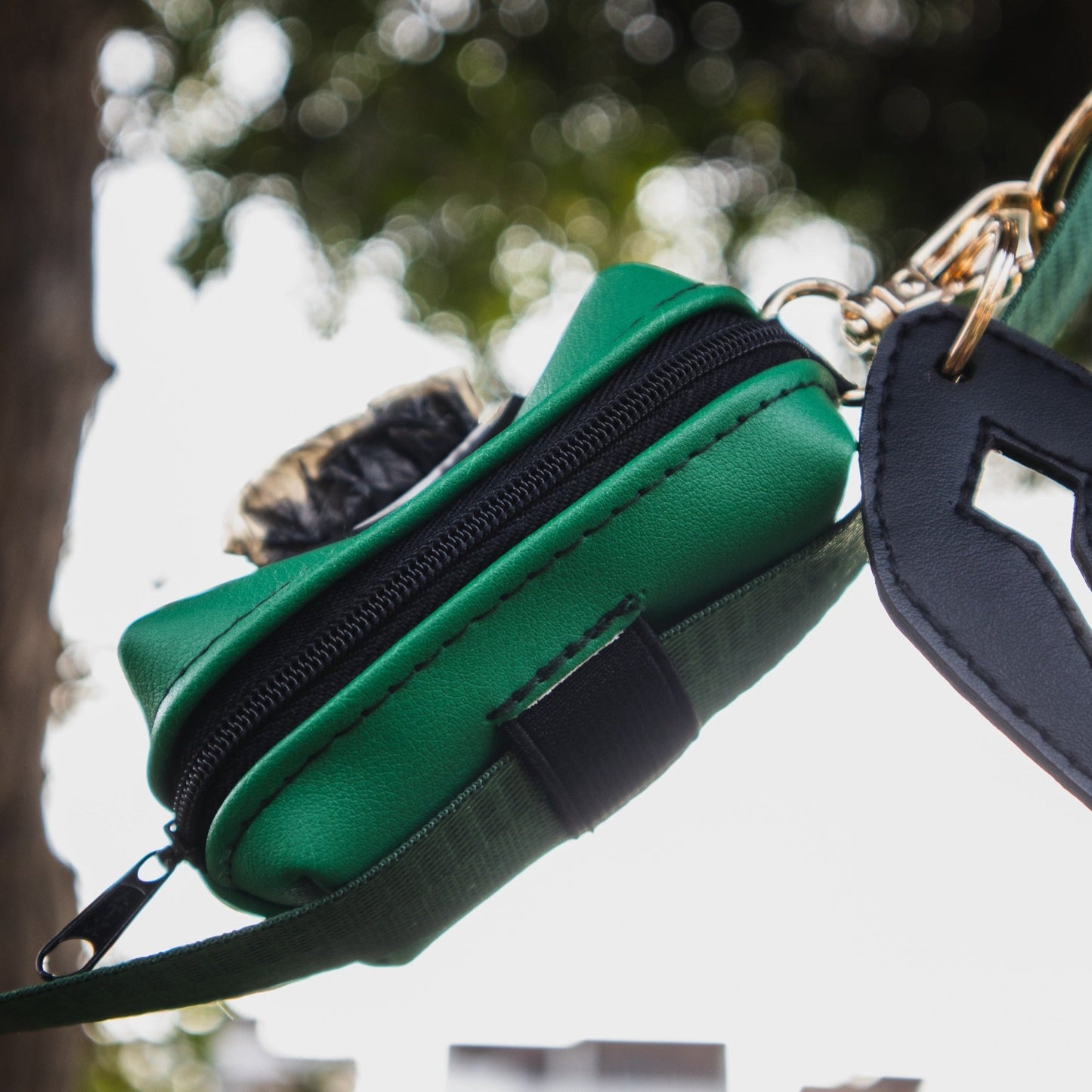 Portabolsas Verde - 2 en 1 - Dispensador de poopbags + poop clip